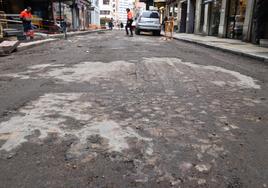 Las obras en la calle Alfonso V han levantado el antiguo pavimento.