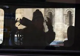 Raquel Díaz saluda desde la furgoneta del CRE de discapacidad que la llevaba hasta la Audiencia de León.