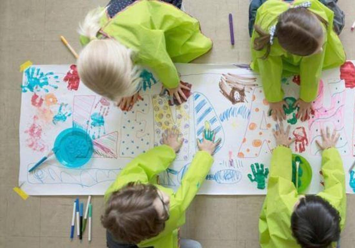 Unos niños realizan una actividad en clase.