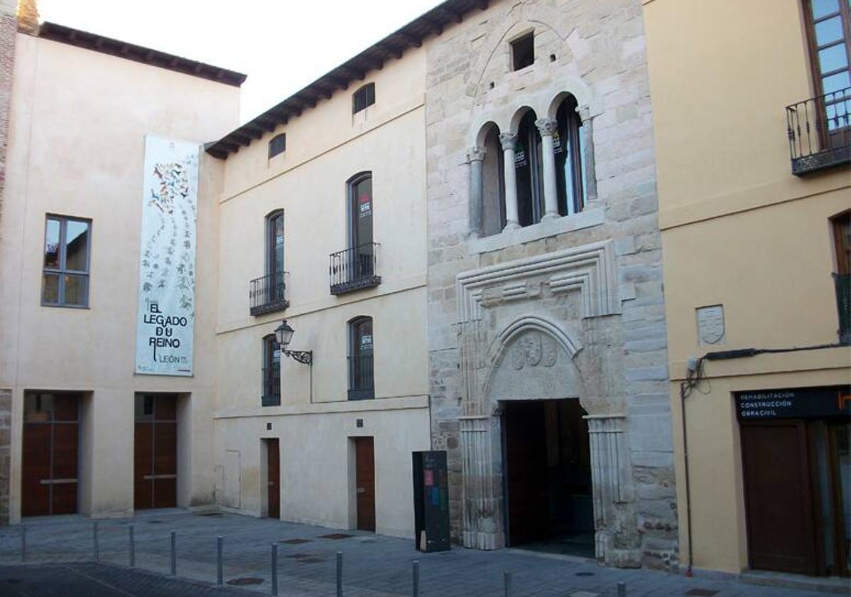 Fachada del Palacio del Conde Luna de León.