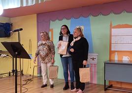 Las ganadoras del certamen reciben su premio.