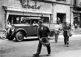 Asfaltando la Avenida Ordoño II en 1962.