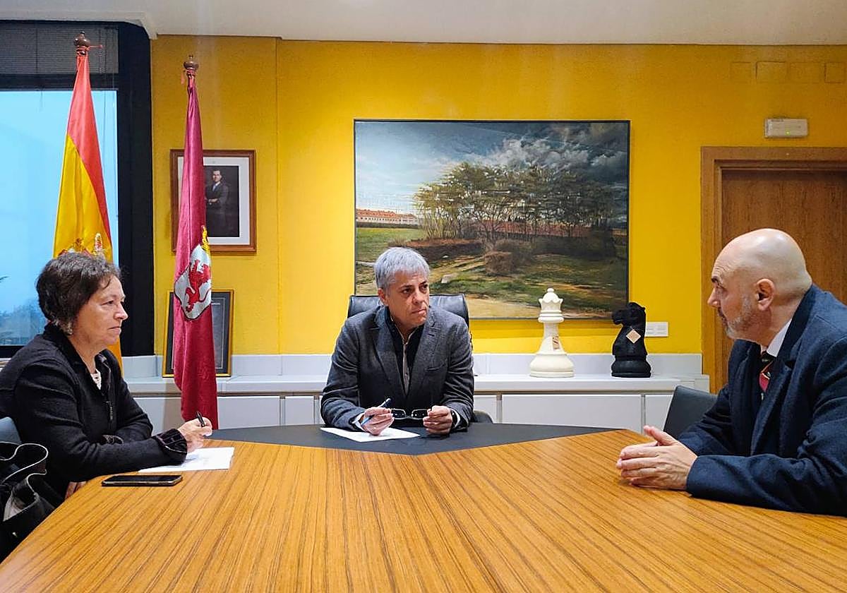Reunión del delegado de la Junta en León con el responsable de la Academia de las Artes, Letras y Ciencias de León.