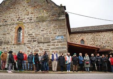 Vecinos de La Magdalena se concentran para pedir la expulsión de un párroco «cretino, antipático y desagradable»