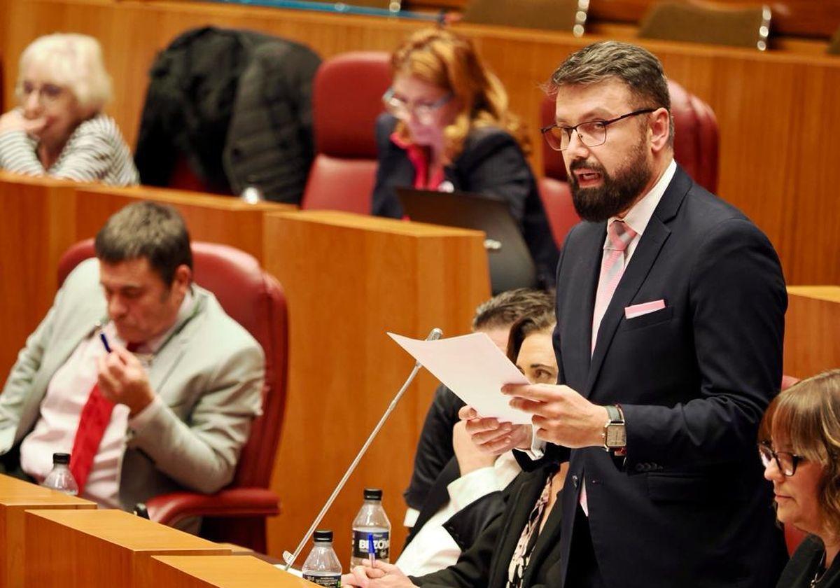 El procurador de UPL, José Ramón García, durante su intervención en el pleno de este martes