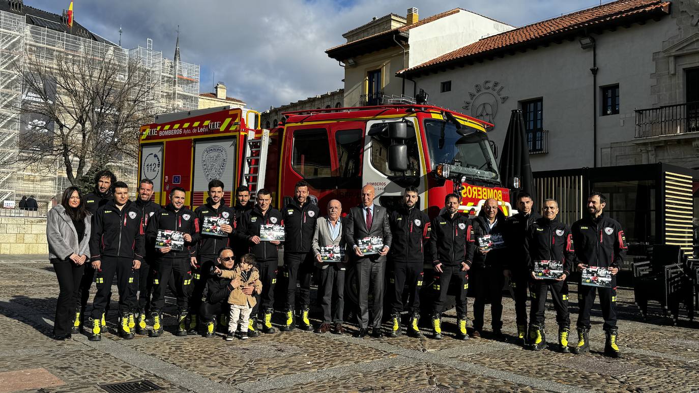 Bomberos de León acompañan a Darío en la presentación del calendario 2024