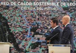 El consejero de Medio Ambiente, Vivienda y Ordenación del Territorio, Juan Carlos Suárez-Quiñones, y el alcalde de la capital leonesa, José Antonio Diez, presentan la Red de Calor de León en septiembre del año 2022.