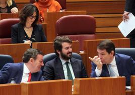 El presidente de la Junta, Alfonso Fernández Mañueco, el vicepresidente, Juan García Gallardo, y el consejero de La Presidencia, Luis Miguel González Gago, durante el Pleno de las Cortes.