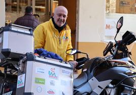 Prudencio Macías junto a su moto frente a la sede de la Asociación Leonesa de Esclerosis Múltiple.