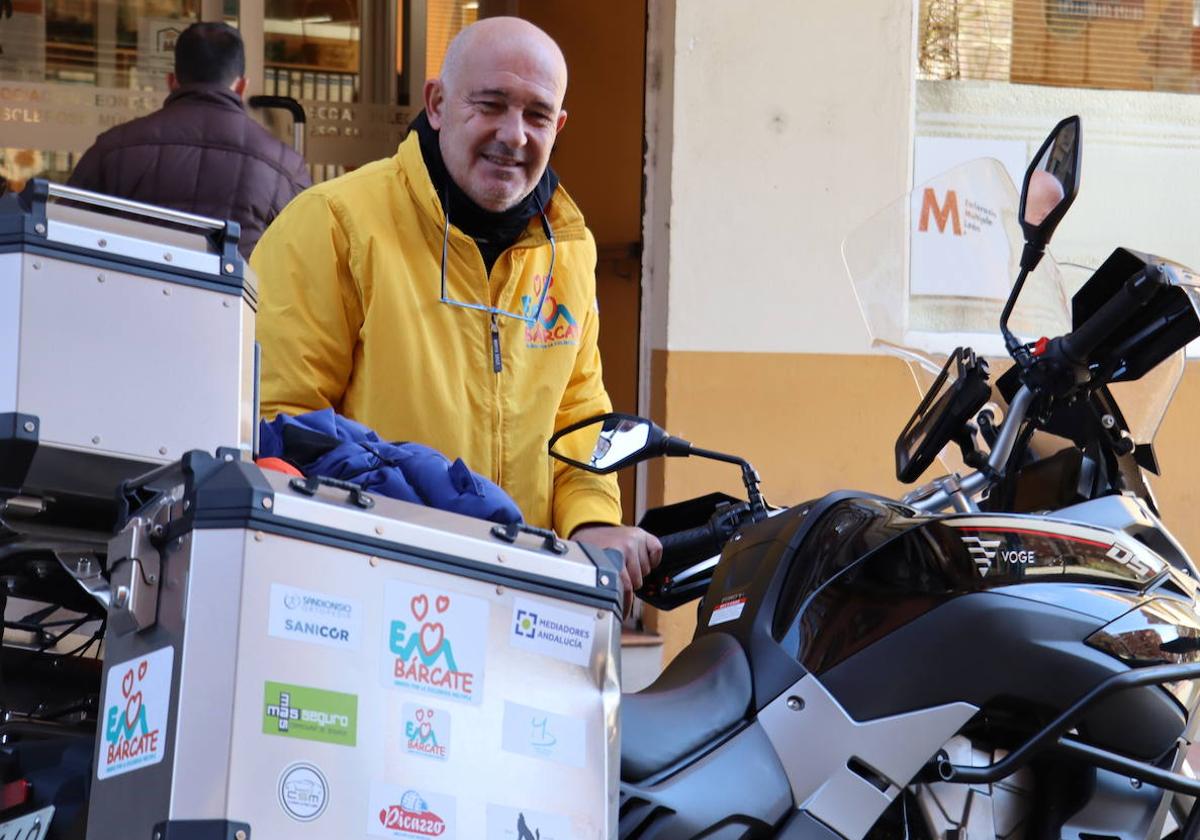 Prudencio Macías junto a su moto frente a la sede de la Asociación Leonesa de Esclerosis Múltiple.