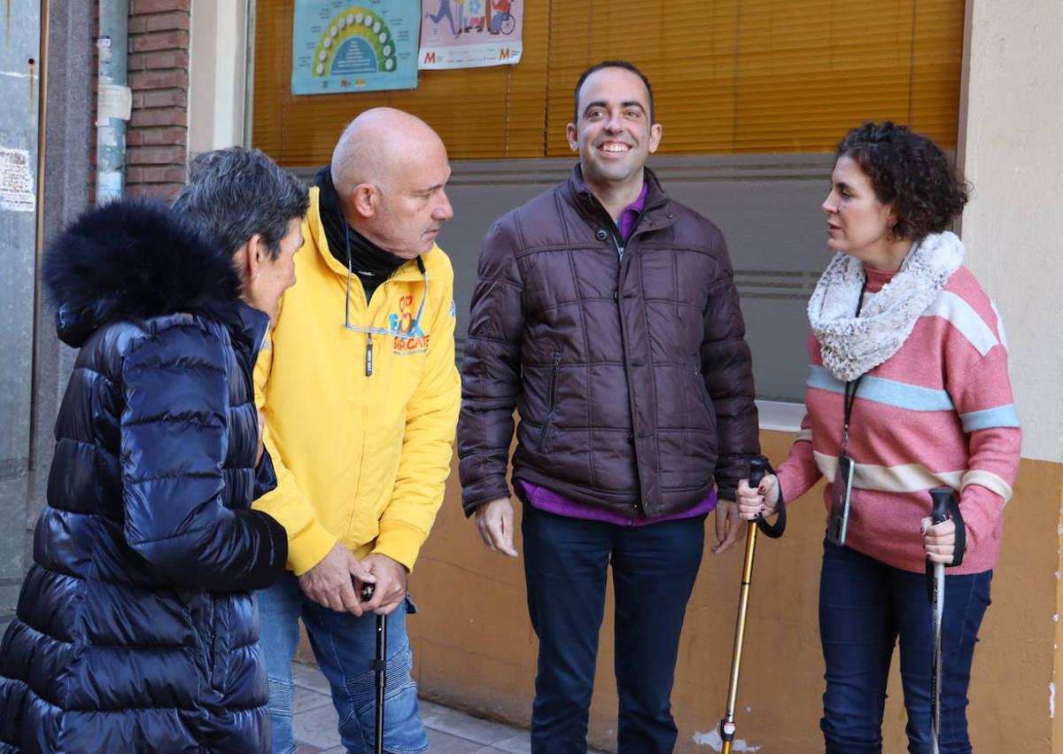 Imagen secundaria 1 - Prudencio con miembros de la Asociación Leonesa de Esclerosis Múltiple.