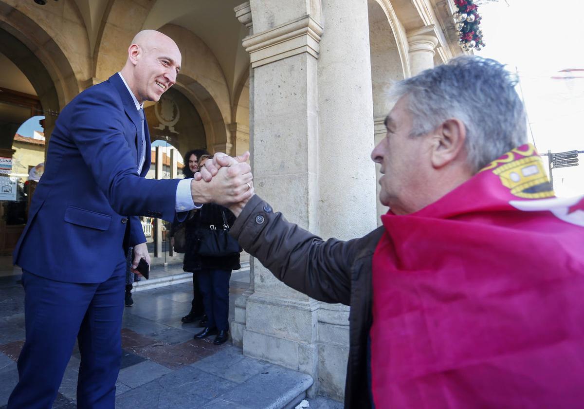 El alcalde de León, José Antonio Diez, saluda a las personas concentradas tras la aprobación de la moción presentada en 2019 por la UPL para pedir la autonomía de la región leonesa.