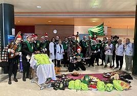 La tuna posa con voluntario y personal del Hospital de León en su visita.