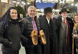 Participantes en la congregación que reunía cientos de personas sobre madreñas.