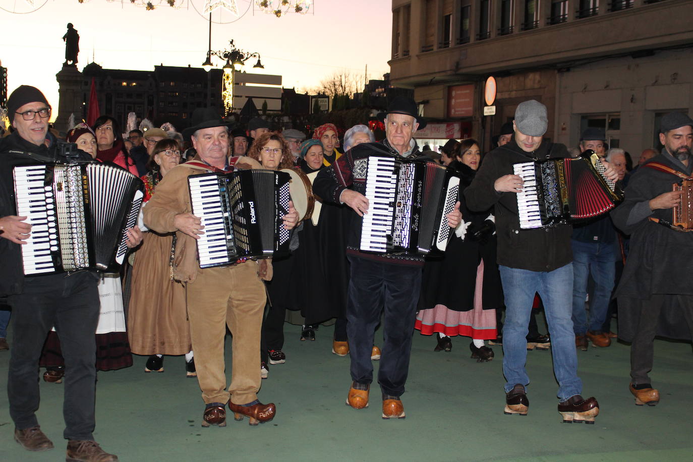 Músicos sobre madreñas para reivindicar la importancia de las tradiciones.