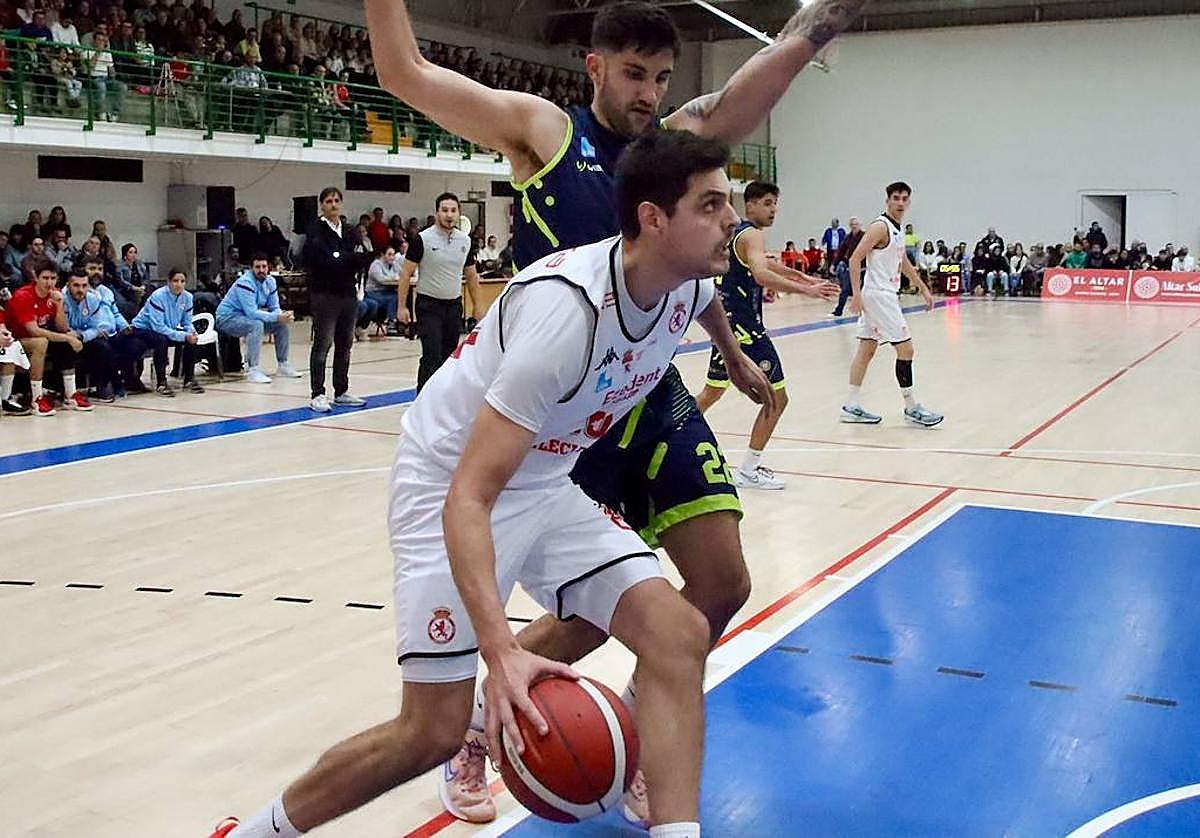 El pívot Sergio Martínez, en un partido de esta temporada con la Cultural.