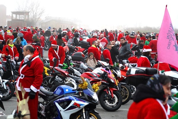 Moteros navideños en su recorrido por la capital.