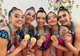 Las integrantes del equipo sénior del Ritmo, con su medalla de oro.