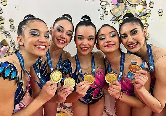 Las integrantes del equipo sénior del Ritmo, con su medalla de oro.