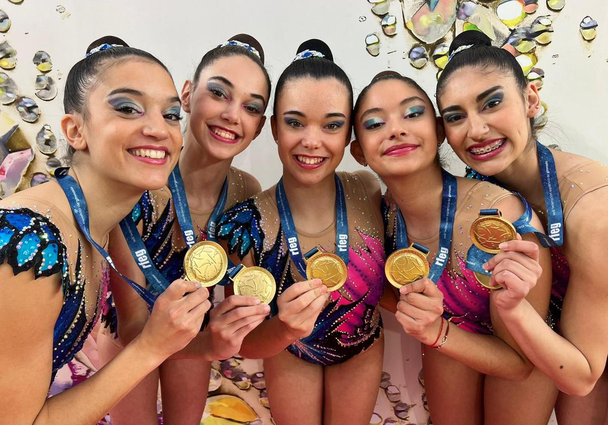 Las integrantes del equipo sénior del Ritmo, con su medalla de oro.