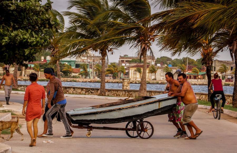 Habitantes de Cuba en sus calles.