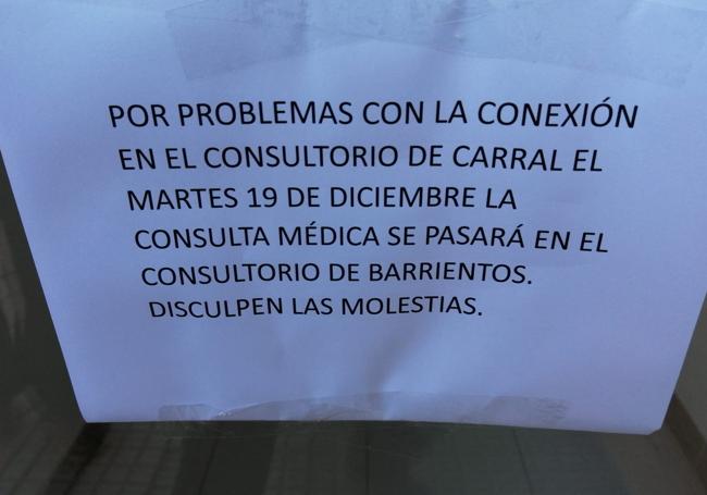 Cartel a la puerta del consultorio médico de Carral de la Vega.