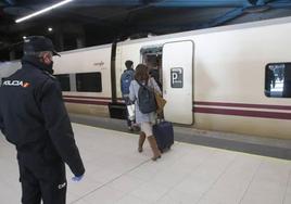 Varios pasajeros se suben al tren, en la estación de Oviedo.