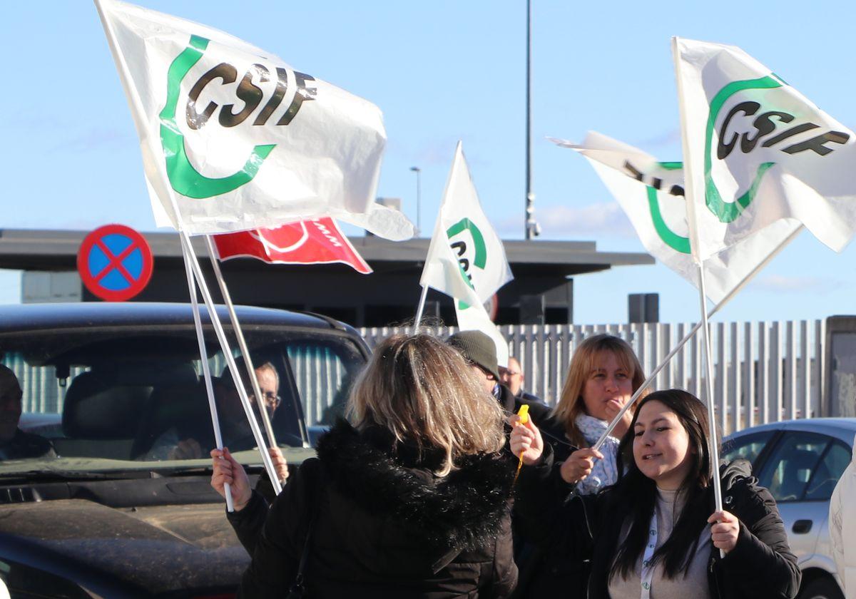 Protesta de los trabajadores del Centro Estrada de León.