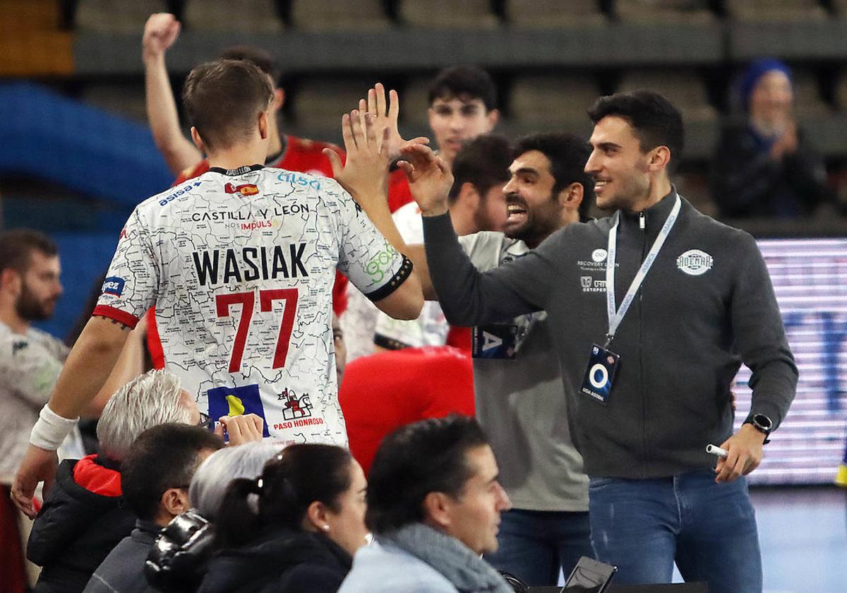 Wasiak saluda al técnico Raúl García en el partido ante Atlético Valladolid.