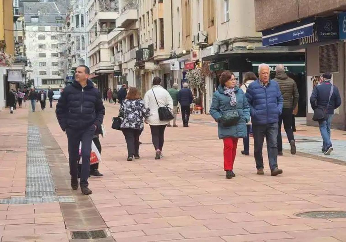 Peatones circulando por Gil y Carrasco por su reforma y conversión en zona de bajas emisiones.