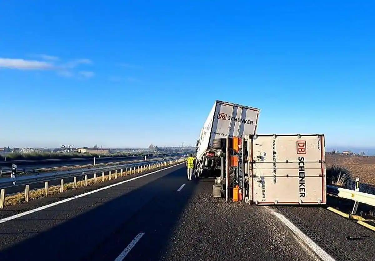 Un camión volcado en la A-231 en sentido León obliga a cortar la vía uos minutos