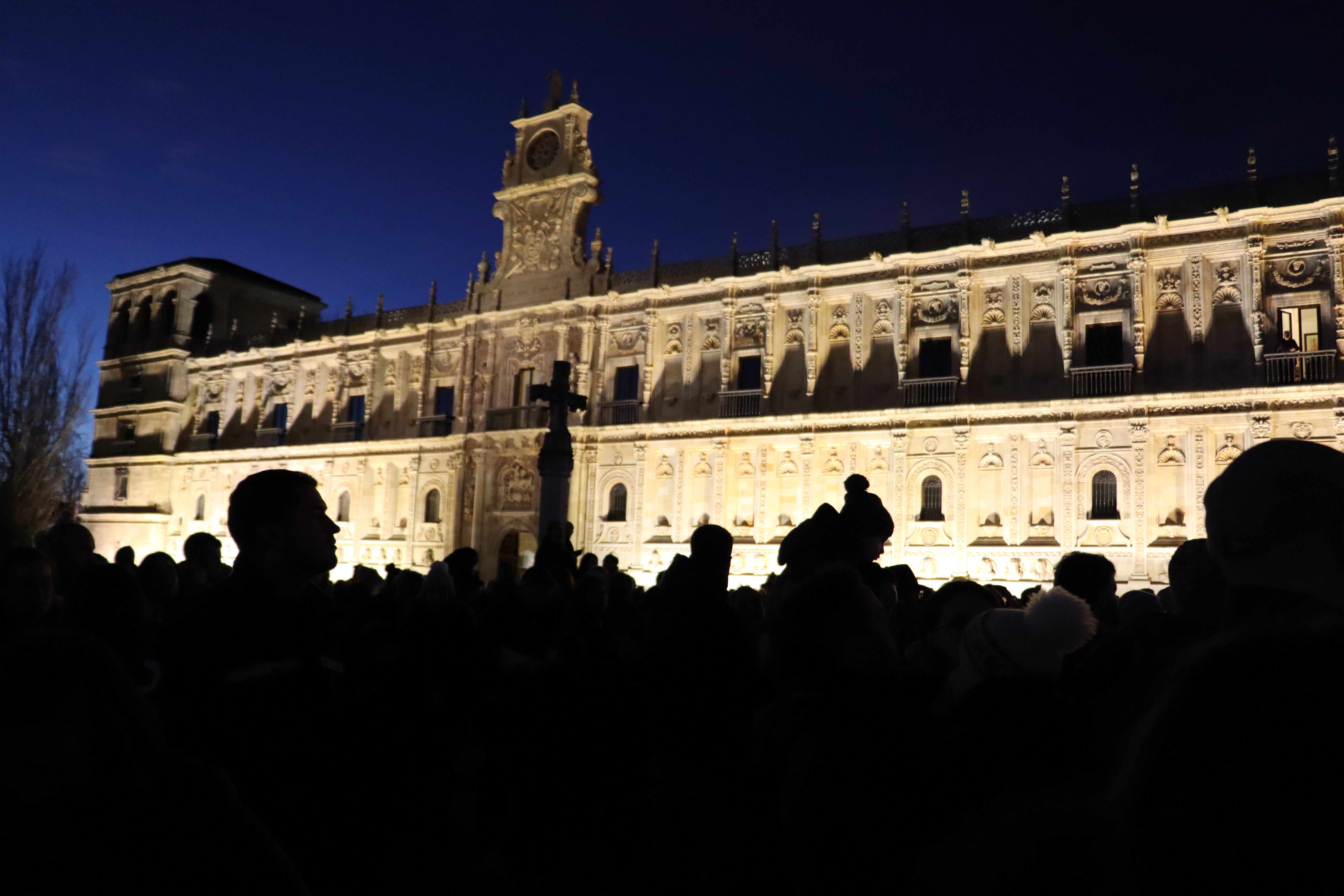 Mil farolillos iluminan el cielo de León