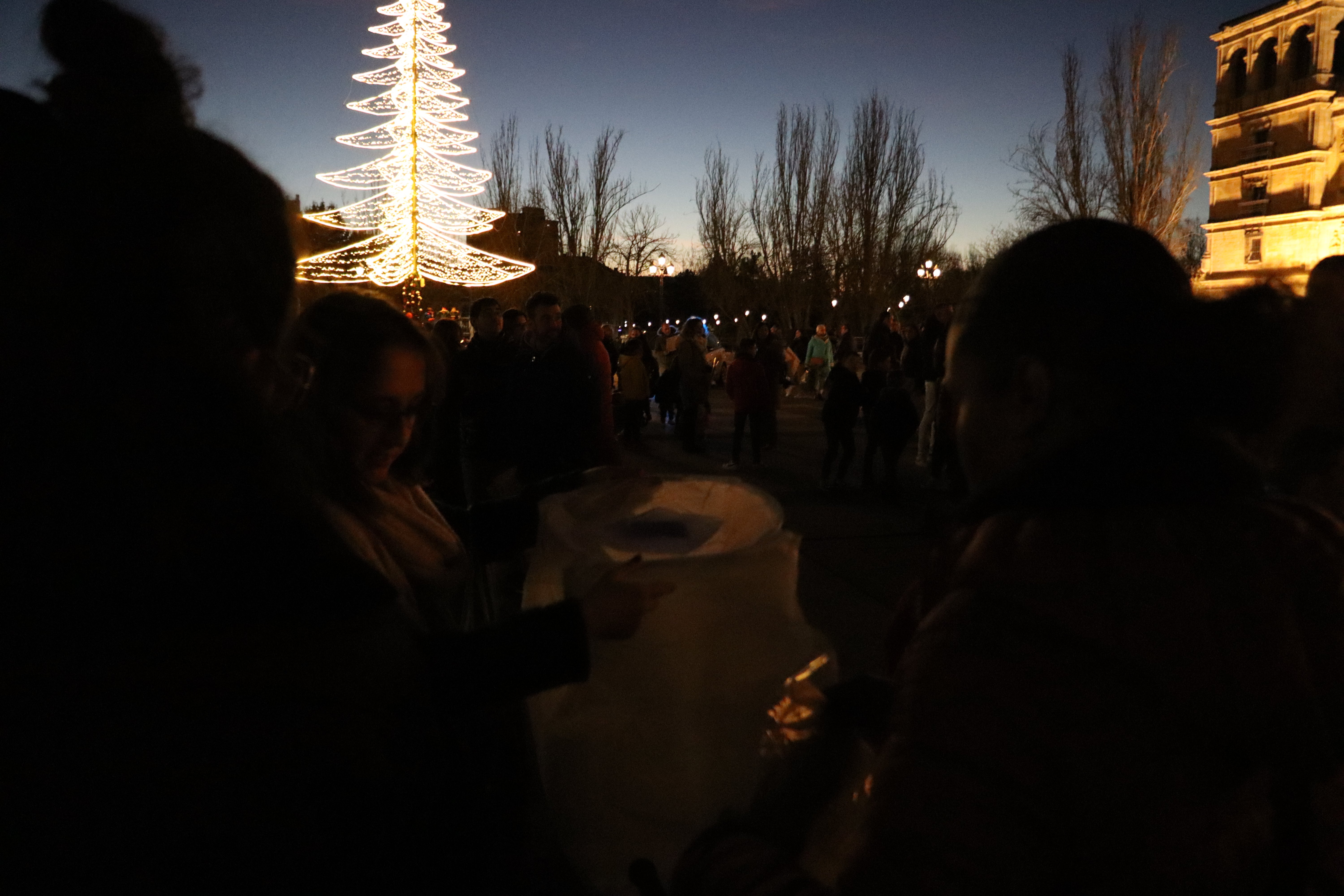 Mil farolillos iluminan el cielo de León