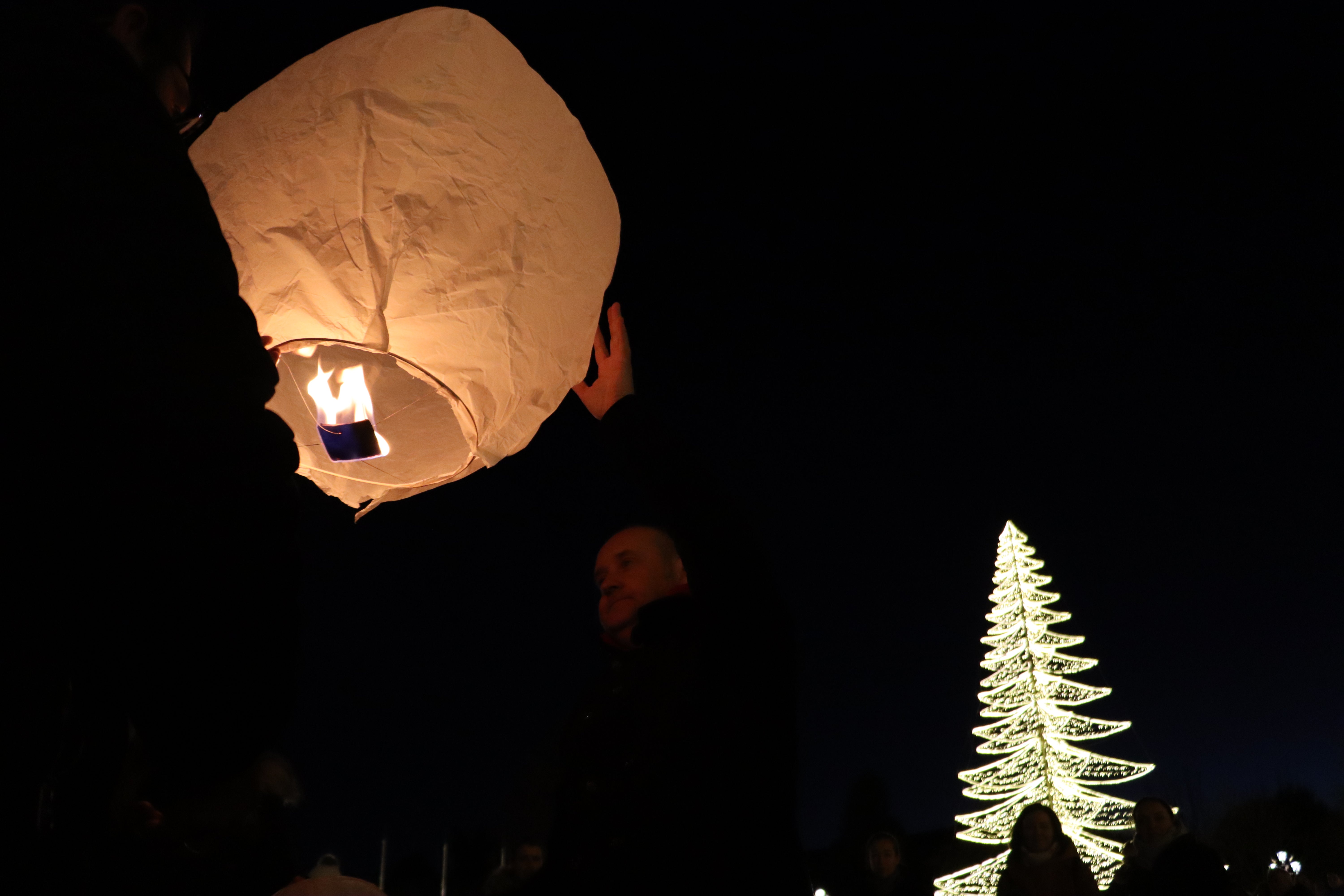 Mil farolillos iluminan el cielo de León