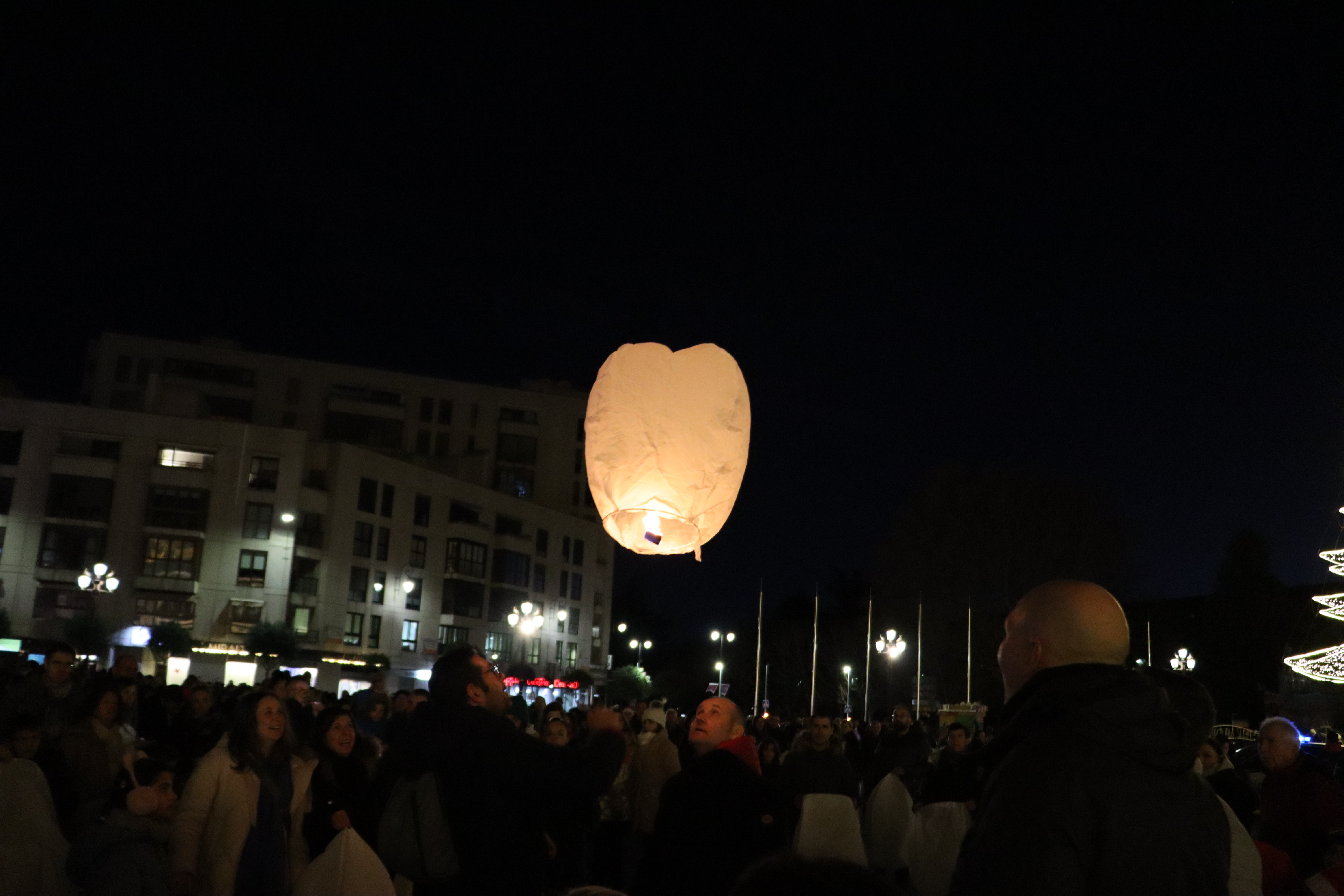 Mil farolillos iluminan el cielo de León