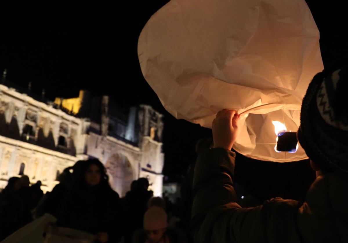 Mil farolillos iluminan el cielo de León