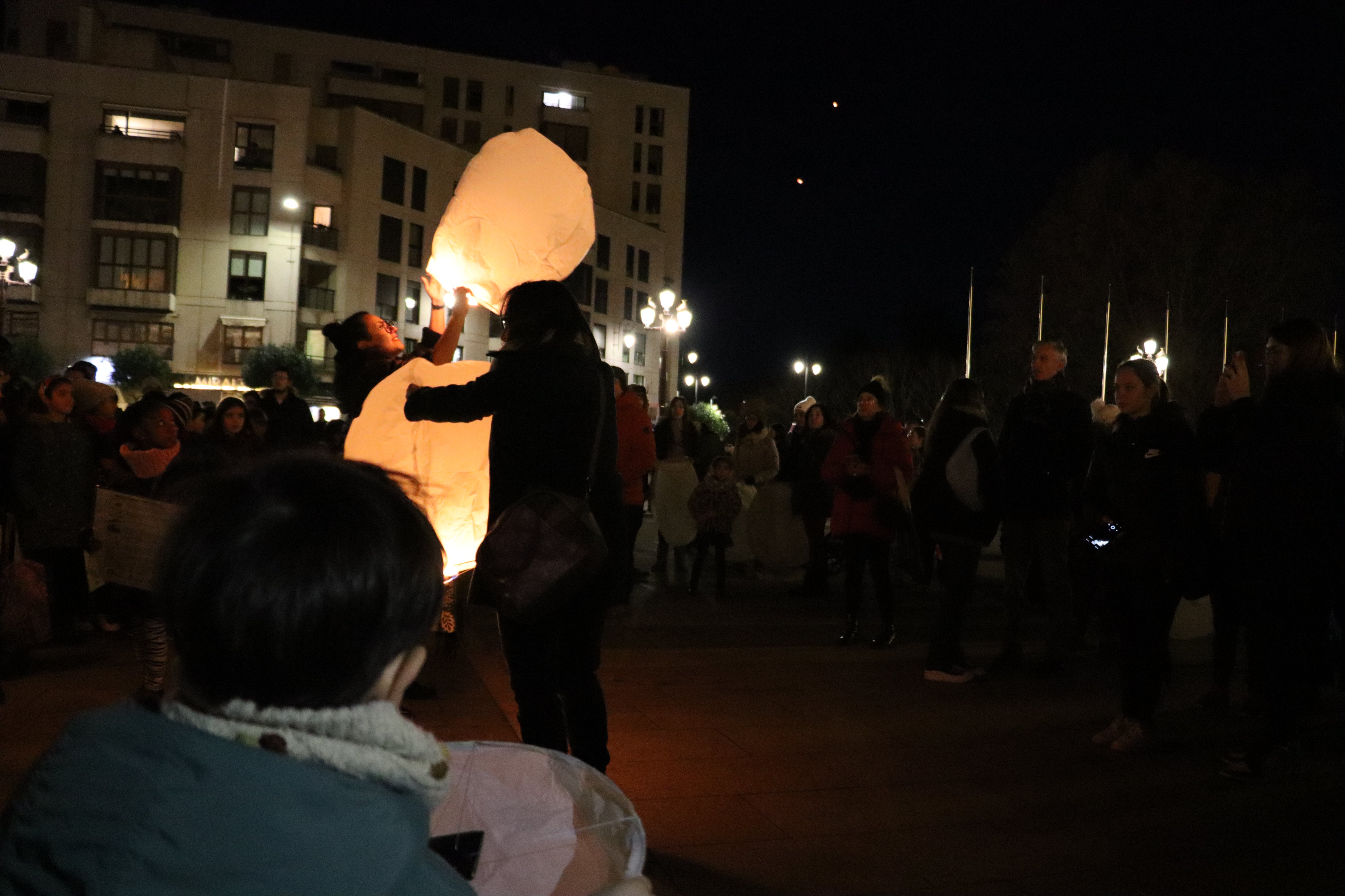 Mil farolillos iluminan el cielo de León