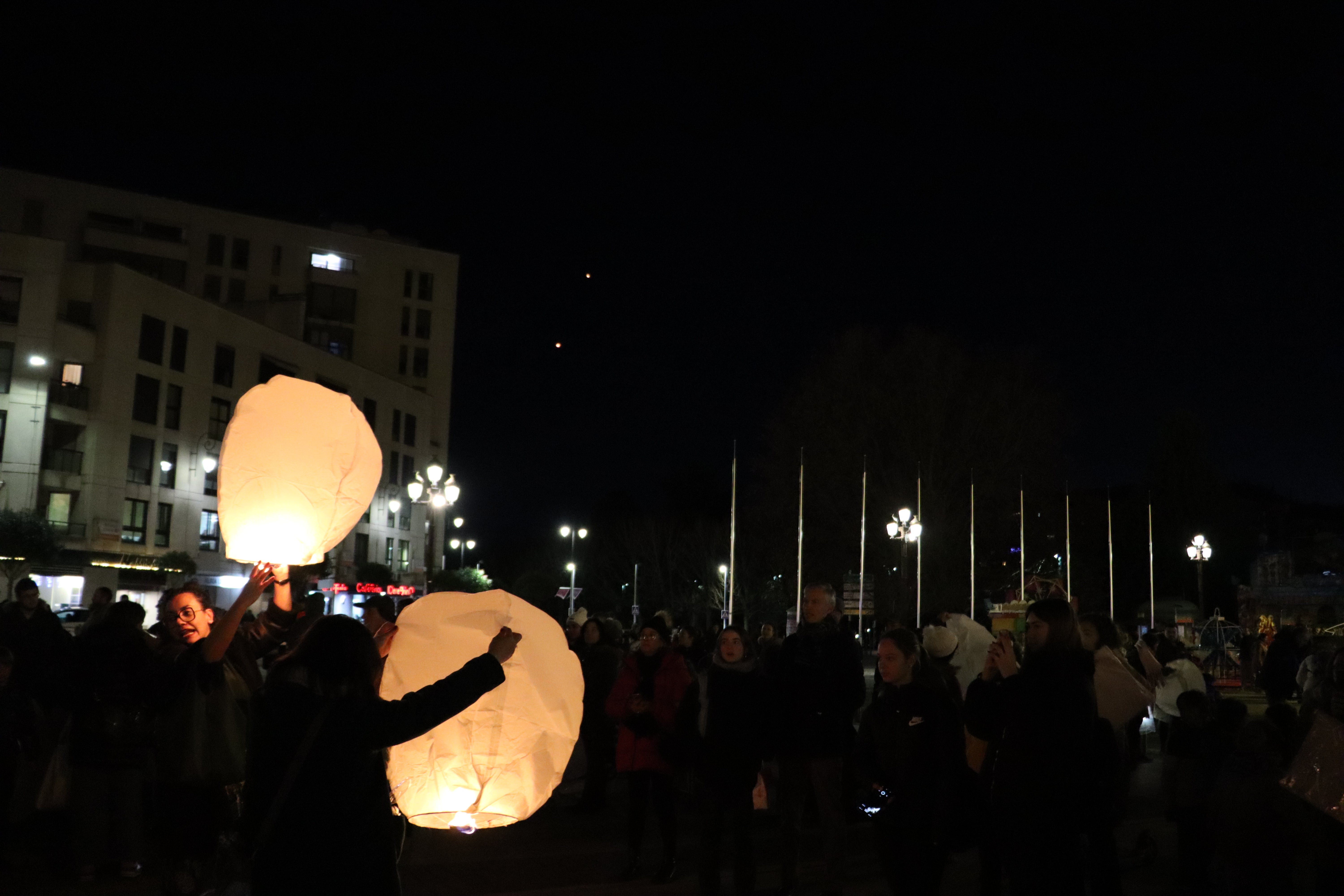 Mil farolillos iluminan el cielo de León