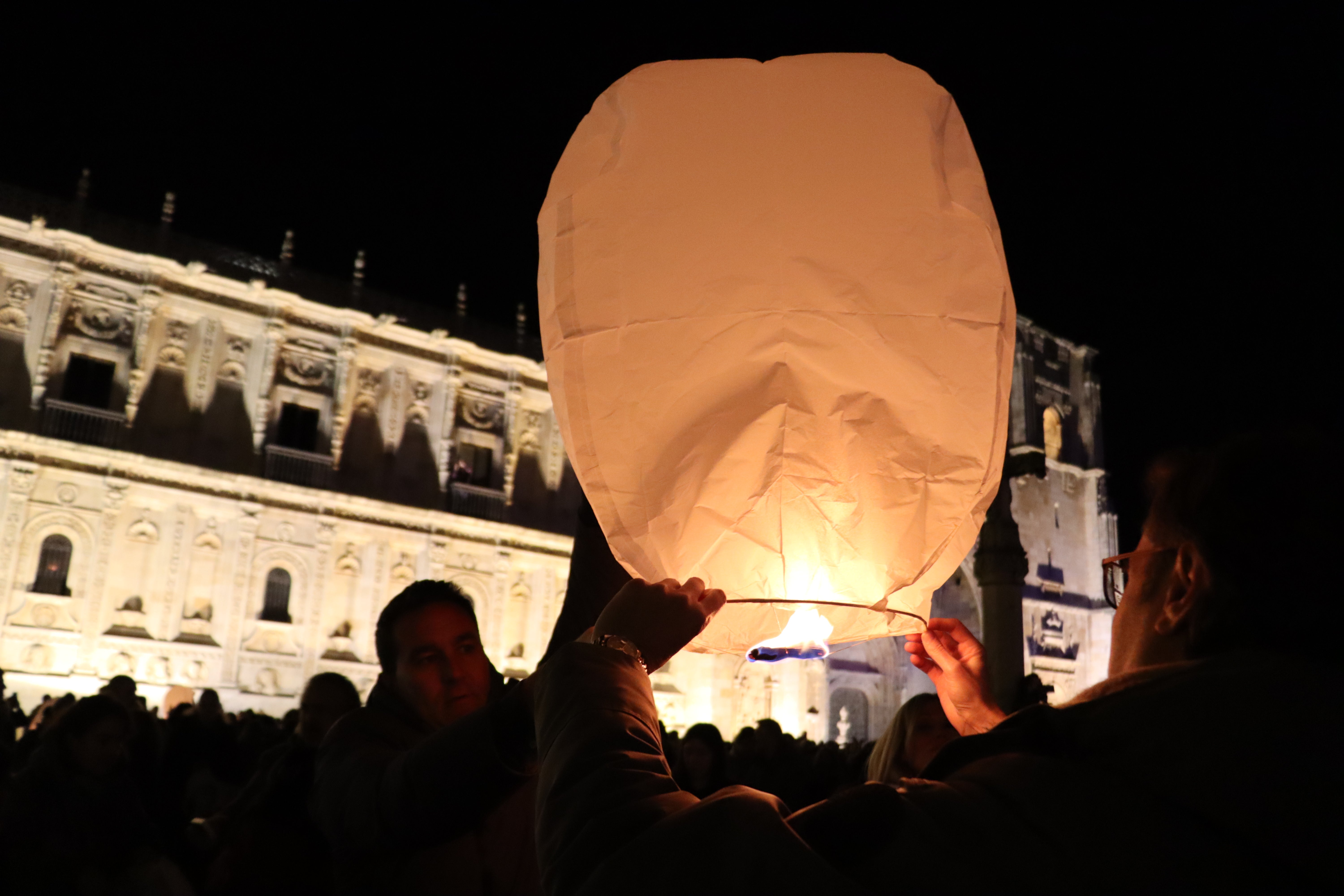 Mil farolillos iluminan el cielo de León