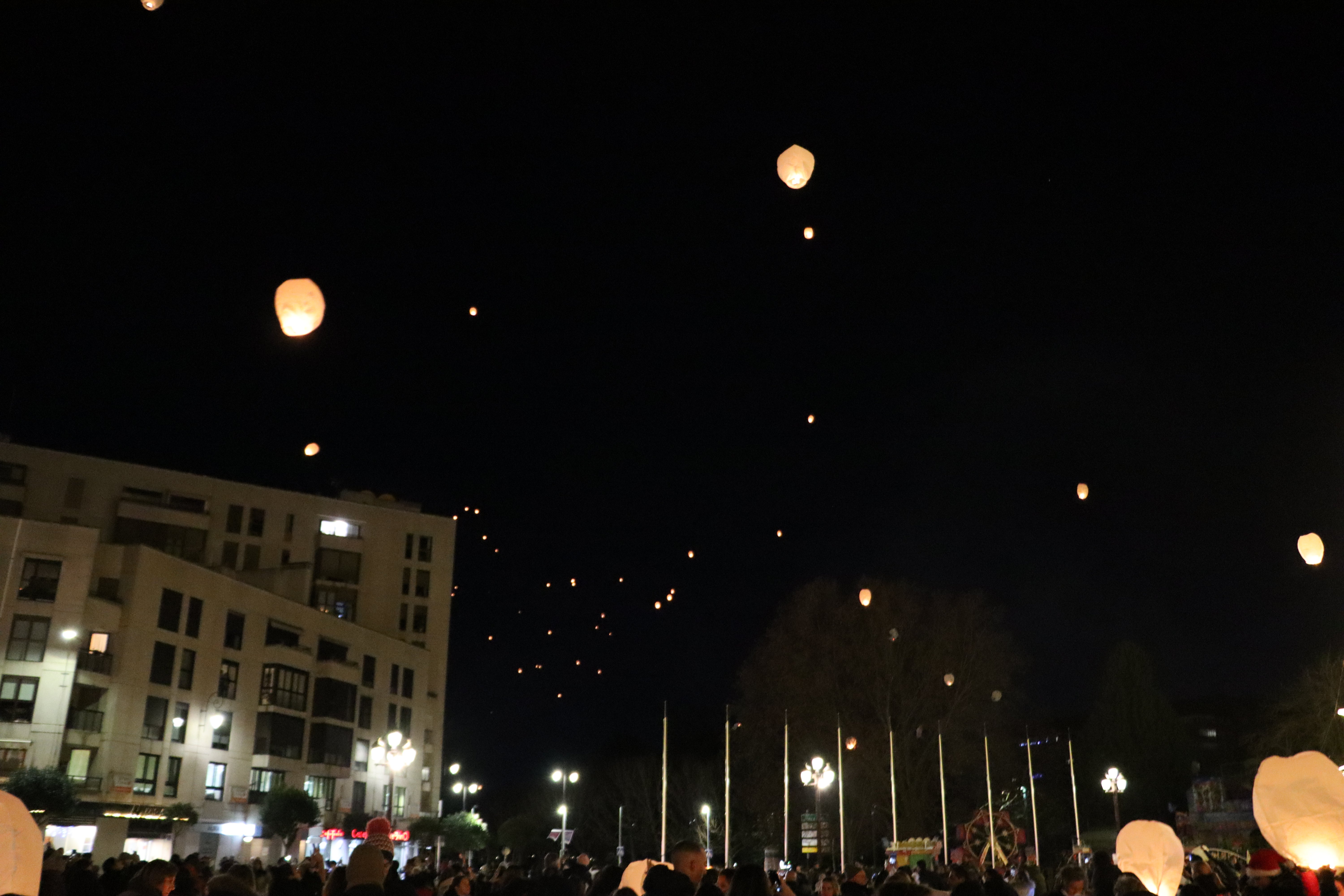 Mil farolillos iluminan el cielo de León