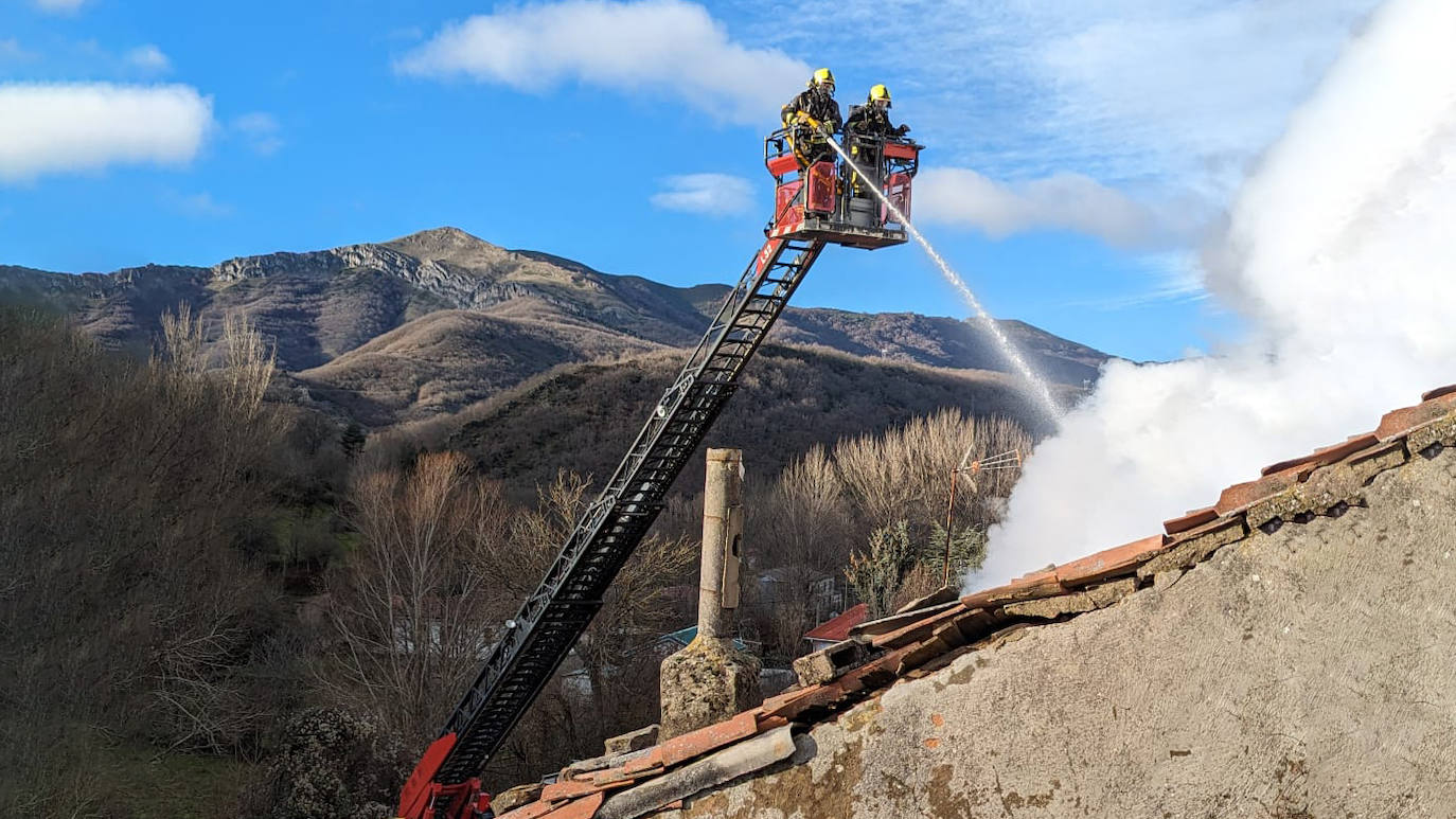 Incendio en una casa de Huergas de Gordón