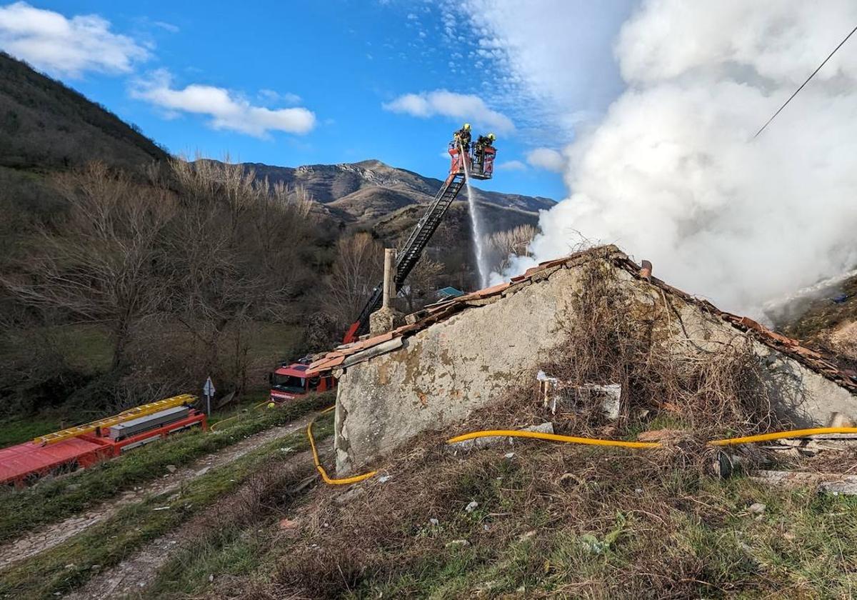 Incendio en una casa de Huergas de Gordón