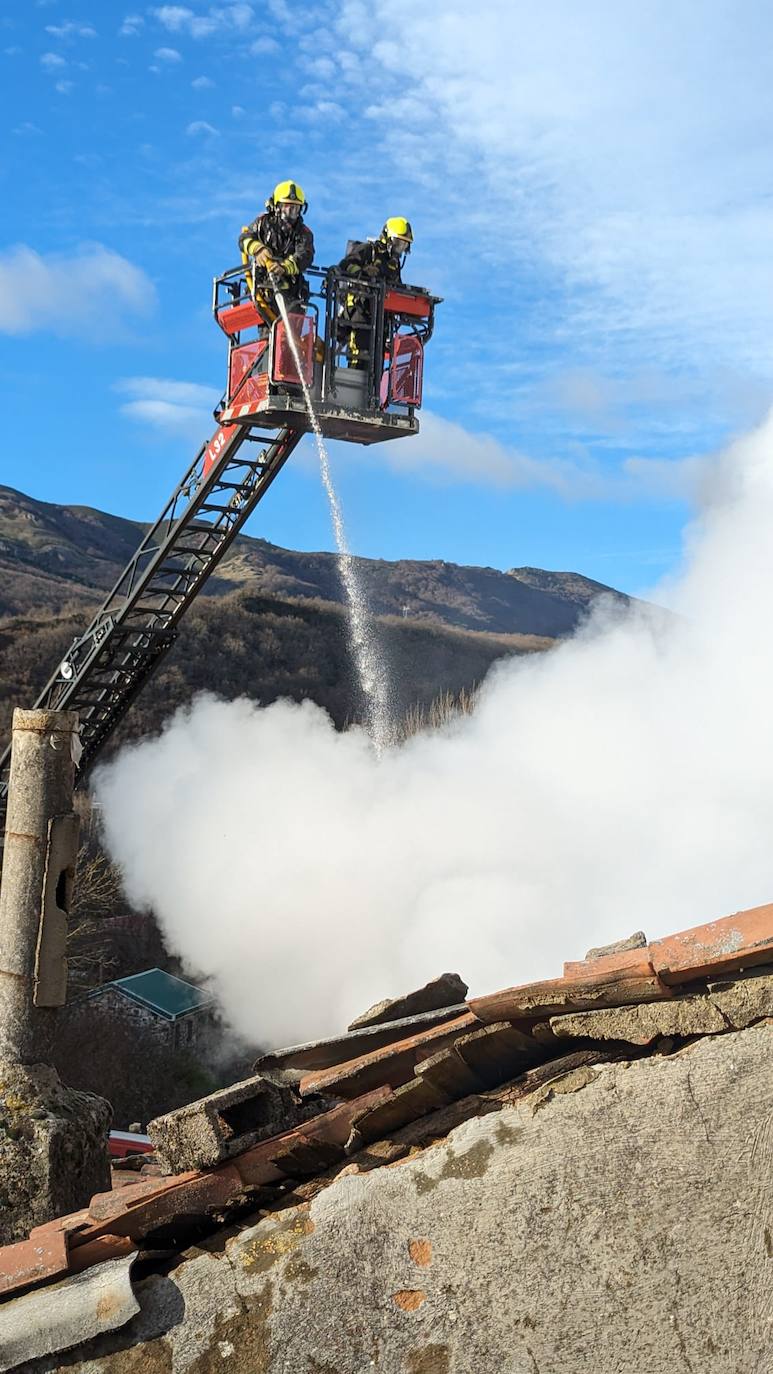 Incendio en una casa de Huergas de Gordón