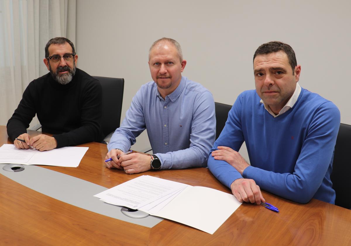 Foto de la firma del convenio de transporte interurbano firmado por el Ayuntamiento de Villaquilambre.