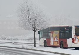 Un autobús leonés durante la cencellada de la semana pasada.