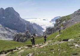 Una imagen de varios montañeros de ruta en la vertiente leonesa de Picos de Europa