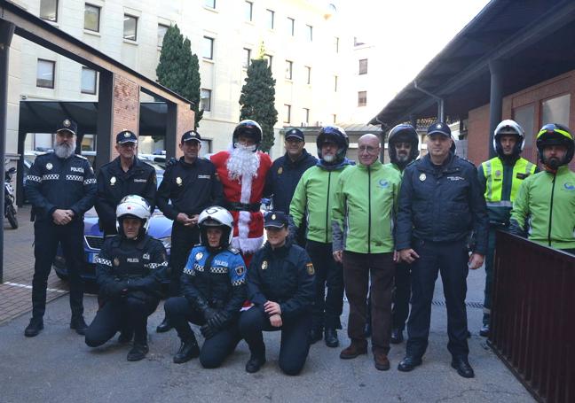 La comitiva formada por Papá Noel, Moteros Solidarios, Policía Nacional, Guardia Civil y Policía Local.