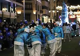 Una imagen de la Cabalgaza que ha llenado las calles de León con Papá Noel y sus ayudantes.