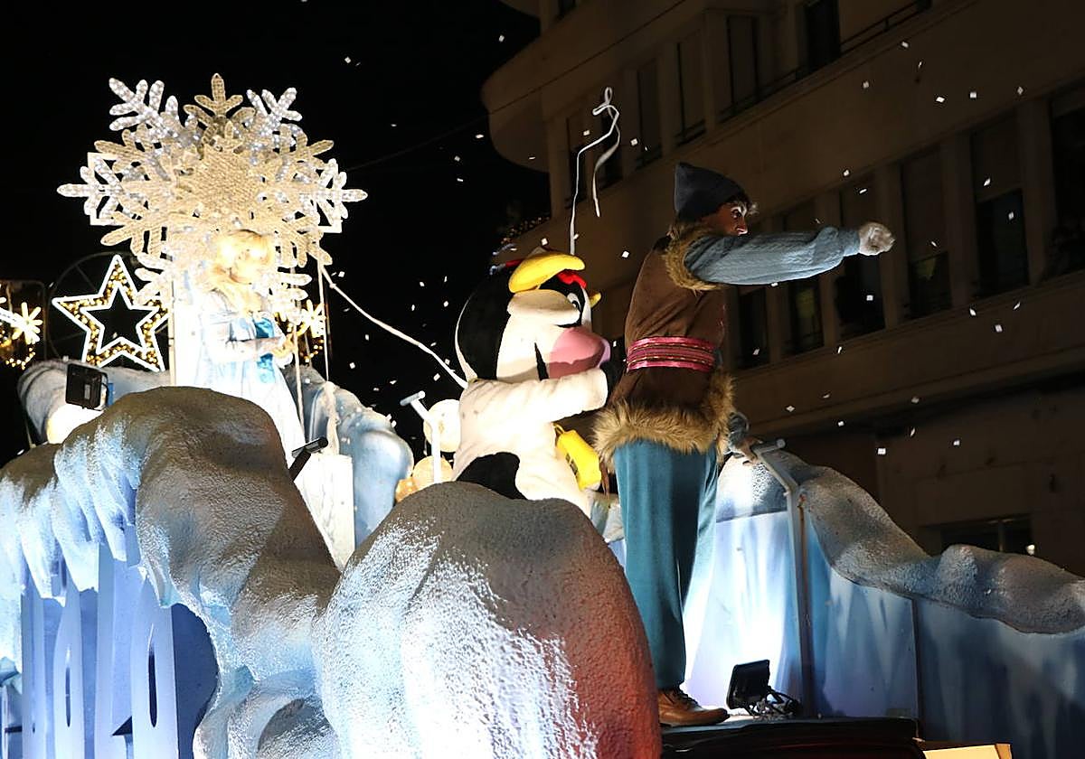 Una imagen de la Cabalgaza que ha llenado las calles de León con Papá Noel y sus ayudantes.