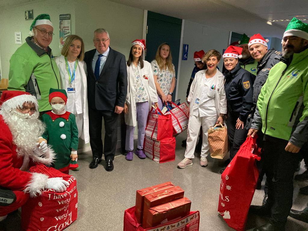 Papá Noel visita el Hospital de León